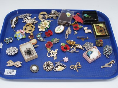 Lot 1297 - A Selection of Brooches, including floral,...