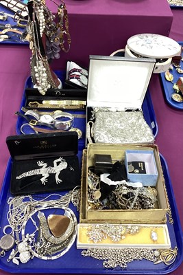 Lot 250 - An Assortment of Jewellery, to include a five...