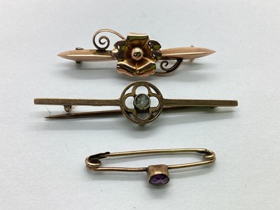 Lot 123 - A Single Stone Bar Brooch, circular millegrain...