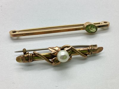 Lot 101 - A Vintage Pearl Bead Bar Brooch, the pearl...