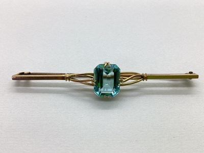 Lot 103 - A Vintage Single Stone Bar Brooch, four claw...