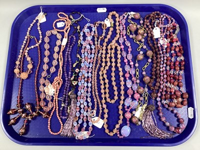 Lot 256 - A Selection of Vintage and Later Bead...