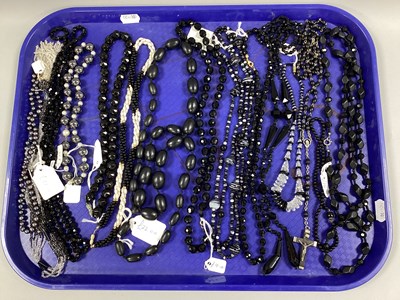 Lot 238 - A Selection of Vintage and Later Bead...