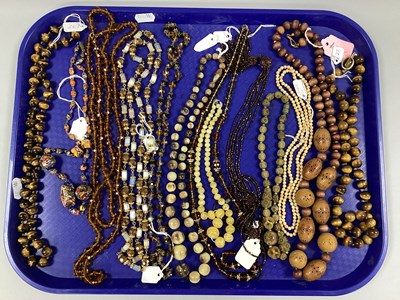 Lot 239 - A Selection of Vintage and Later Bead...