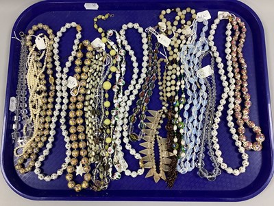 Lot 234 - A Selection of Vintage and Later Bead...