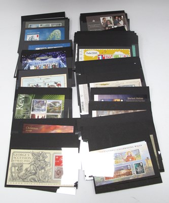 Lot 1336 - Stamps - A tub containing a selection of min...