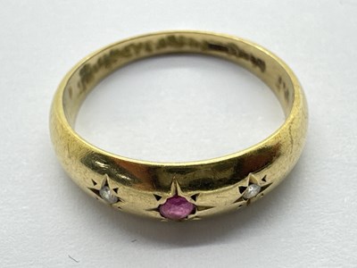 Lot 51 - A 9ct Gold Vintage Three Stone Ring, graduated...