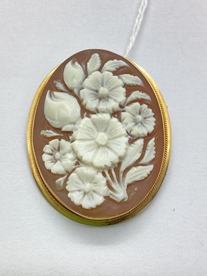 Lot 106 - A Vintage Cameo Panel Brooch / Pendant, the...