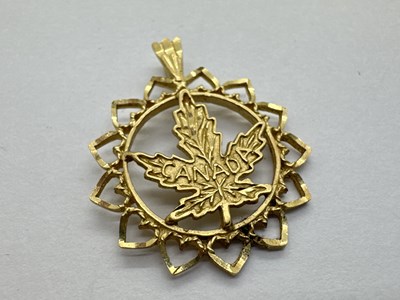 Lot 77 - A Vintage 'Canada' Souvenir Pendant, of...