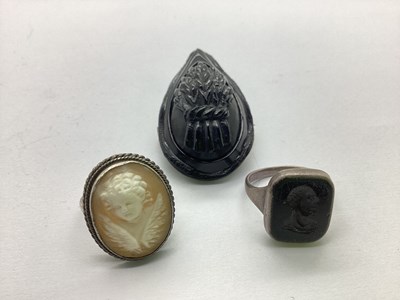 Lot 160 - A Vintage Carved Cameo Panel Ring, the oval...