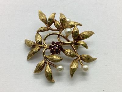 Lot 124 - A 9ct Gold Stone Set Floral Brooch, allover...