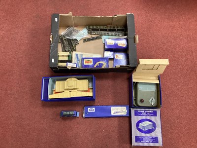Lot 350 - A Quantity of Hornby Dublo 3 Rail Accessores,...