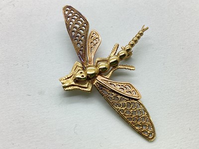 Lot 125 - TGC; A 9ct Gold Dragonfly Brooch, of stylised...