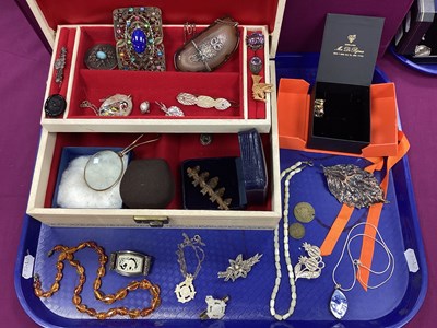 Lot 275 - An Assortment of Jewellery, to include...