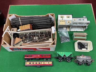 Lot 466 - A Small Quantity of Model Railway Associated...
