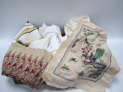 Lot 1484 - Linens including crochet old gold, demask,...