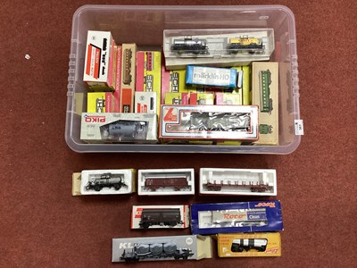 Lot 361 - Approximately twenty-five boxed items of HO...