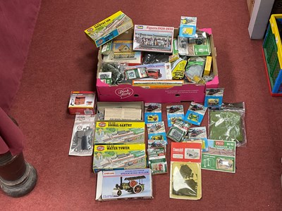 Lot 556 - A large quantity of 00/HO lineside accessories...