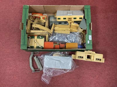 Lot 561 - A quantity of Hornby Dublo 00 gauge metal and...