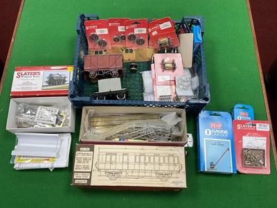 Lot 517 - A small quantity of O gauge items, including a...
