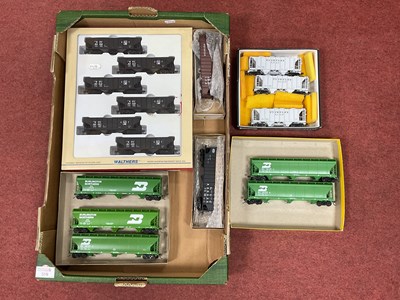 Lot 559 - Sixteen HO scale American outline hopper...