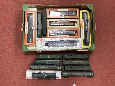 Lot 383 - Eight boxed and ten unboxed HO scale European...