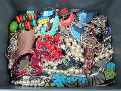 Lot 1037 - A mixed lot of assorted modern costume...