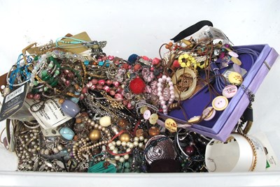 Lot 1008 - A mixed lot of assorted modern costume...