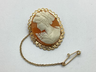 Lot 92 - A 9ct Gold Cameo Brooch, the oval panel...