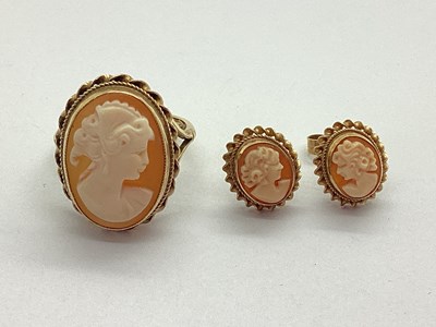 Lot 74 - A 9ct Gold Oval Cameo Ring, the collet set...