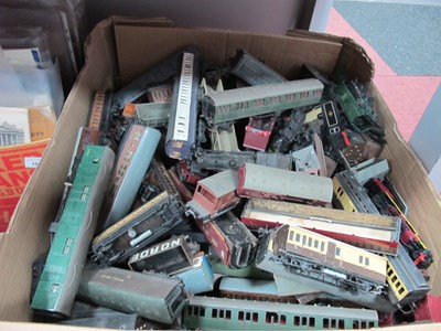 Lot 1096 - Large quantity of mainly OO rolling stock. All...