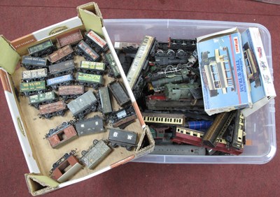 Lot 1370 - A significant quantity of OO model railway,...