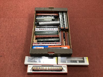 Lot 416 - Approximately, twenty-six HO scale European...