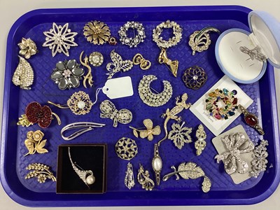 Lot 225 - A Collection of Assorted Costume Brooches,...