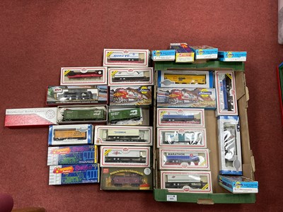 Lot 555 - Approximately twenty-three boxed HO scale...
