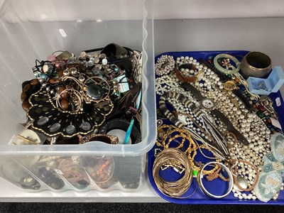 Lot 215 - A Quantity of Modern Jewellery, to include...