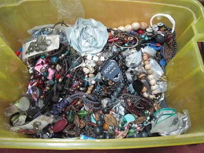 Lot 1039 - A Quantity of Modern Costume Jewellery,...