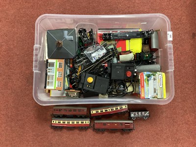 Lot 368 - A quantity of OO gauge railway items by Hornby,...