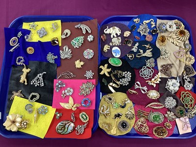 Lot 229 - A Quantity of Modern Brooches, to include Fish...