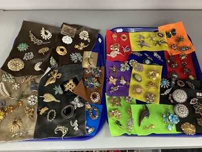 Lot 195 - A Quantity of Modern Brooches, to include...