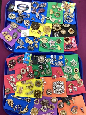 Lot 237 - A Quantity of Modern Brooches, to include...
