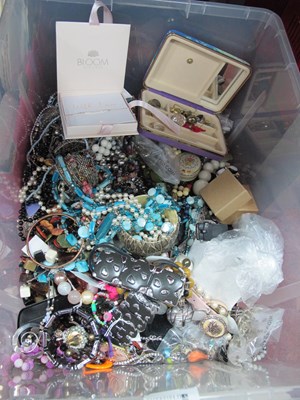Lot 1091 - Assorted Modern Costume Jewellery, including...