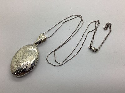 Lot 152 - A Decorative Modern Oval Locket Pendant,...