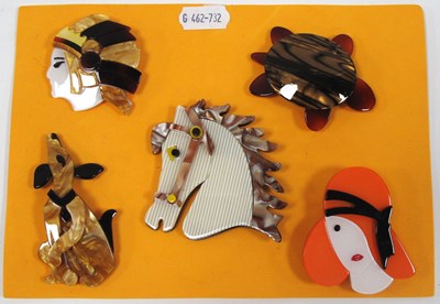 Lot 1267 - Modern Brooches (5).