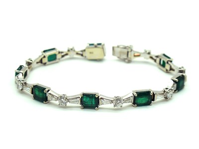 Lot 143 - An Art Deco Style Emerald and Diamond Set...