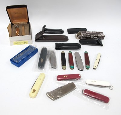 Lot 1403 - I.X.L. George Wostenholm Twin Blade Pocket...