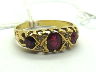 Lot 208 - A Victorian Diamond Set Ring, graduated claw...