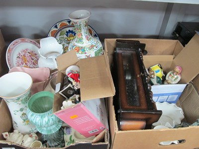 Lot 1028 - Holly Wallclock. Glass mottled vase, and...