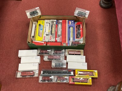 Lot 541 - Approximately twenty-seven boxed HO scale...