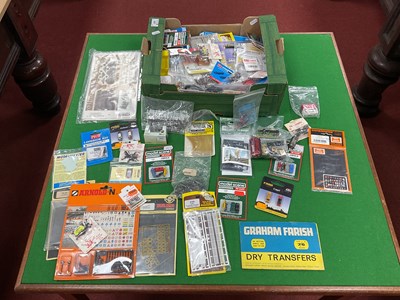 Lot 457 - A quantity of N gauge scenic items and...